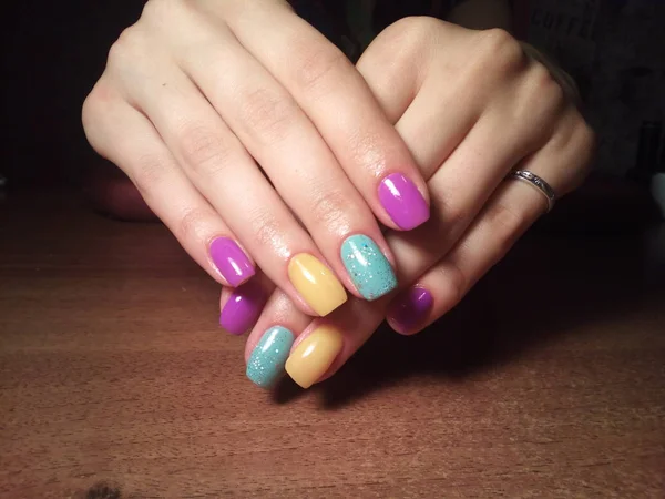 Manikiurzystka świetnie wykonane jej prac piękny manicure z żelem Polski na jej ręce i klienta jest happythe Manikiurzystka świetnie wykonane jej prac piękny manicure z żelem Polski na jej ręce i klienta jest happythe exc makijażystki — Zdjęcie stockowe