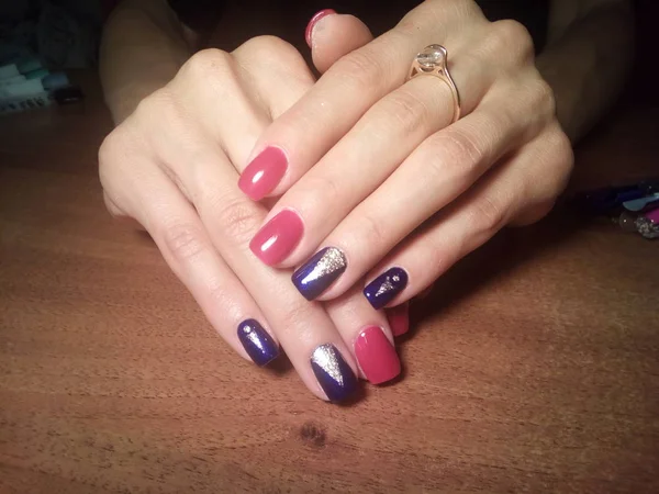 The manicurist excellently made her work a beautiful manicure with a polish gel on her hands and the client is happyThe manicurist excellently made her work a beautiful manicure with a polish gel on her hands and the client is happyThe manicurist exc — 图库照片