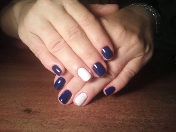 De manicure uitstekend maakte haar een mooie manicure met een gel polish op haar handen werken en de klant is happythe manicure uitstekend maakte haar werken een prachtig manicure met een gel polish op haar handen en de cliënt is happythe manicure Uitm — Stockfoto