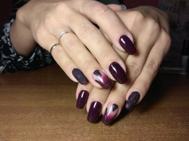 Manikürcü onu mükemmel bir manikürcüye dönüştürdü. Ellerinde cilalı jöle vardı ve müşteri mutluydu.