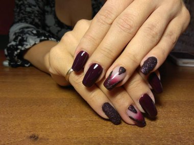 Manikürcü onu mükemmel bir manikürcüye dönüştürdü. Ellerinde cilalı jöle vardı ve müşteri mutluydu.