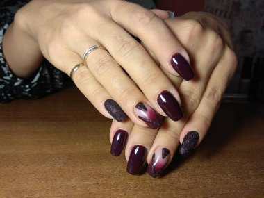 Manikürcü onu mükemmel bir manikürcüye dönüştürdü. Ellerinde cilalı jöle vardı ve müşteri mutluydu.