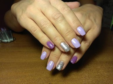 Manikürcü onu mükemmel bir manikürcüye dönüştürdü. Ellerinde cilalı jöle vardı ve müşteri mutluydu.