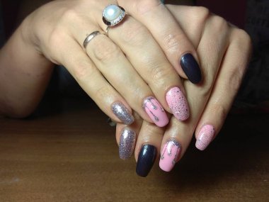 Manikürcü onu mükemmel bir manikürcüye dönüştürdü. Ellerinde cilalı jöle vardı ve müşteri mutluydu.