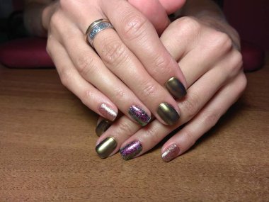 Manikürcü onu mükemmel bir manikürcüye dönüştürdü. Ellerinde cilalı jöle vardı ve müşteri mutluydu.