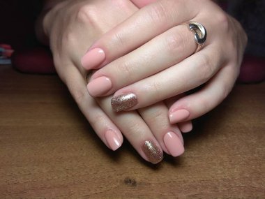 Manikürcü onu mükemmel bir manikürcüye dönüştürdü. Ellerinde cilalı jöle vardı ve müşteri mutluydu.