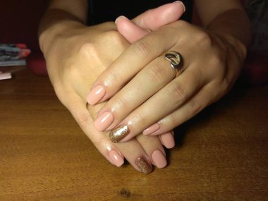 Manikürcü onu mükemmel bir manikürcüye dönüştürdü. Ellerinde cilalı jöle vardı ve müşteri mutluydu.