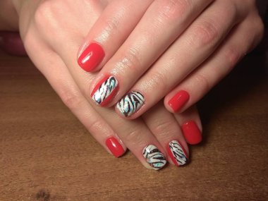 Manikürcü onu mükemmel bir manikürcüye dönüştürdü. Ellerinde cilalı jöle vardı ve müşteri mutluydu.