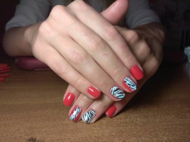 Manikürcü onu mükemmel bir manikürcüye dönüştürdü. Ellerinde cilalı jöle vardı ve müşteri mutluydu.