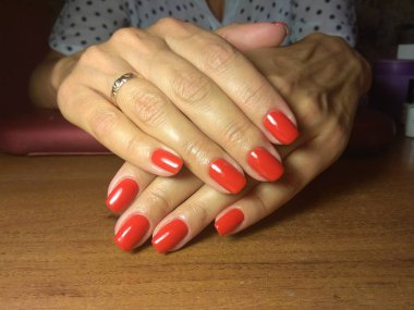 Manikürcü onu mükemmel bir manikürcüye dönüştürdü. Ellerinde cilalı jöle vardı ve müşteri mutluydu.