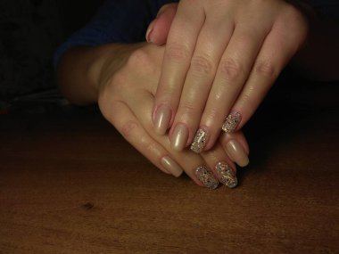 Manikürcü onu mükemmel bir manikürcüye dönüştürdü. Ellerinde cilalı jöle vardı ve müşteri mutluydu.