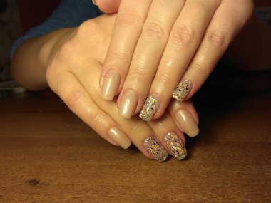 Manikürcü onu mükemmel bir manikürcüye dönüştürdü. Ellerinde cilalı jöle vardı ve müşteri mutluydu.