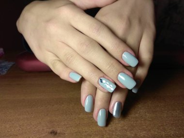 Manikürcü onu mükemmel bir manikürcüye dönüştürdü. Ellerinde cilalı jöle vardı ve müşteri mutluydu.