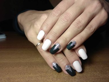 Manikürcü onu mükemmel bir manikürcüye dönüştürdü. Ellerinde cilalı jöle vardı ve müşteri mutluydu.