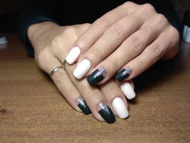 Manikürcü onu mükemmel bir manikürcüye dönüştürdü. Ellerinde cilalı jöle vardı ve müşteri mutluydu.