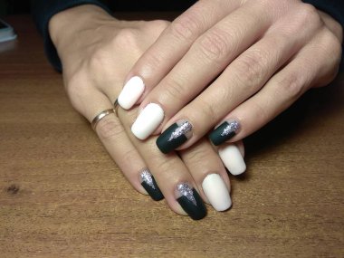 Manikürcü onu mükemmel bir manikürcüye dönüştürdü. Ellerinde cilalı jöle vardı ve müşteri mutluydu.