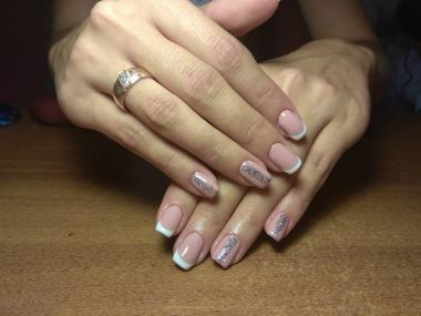 Manikürcü onu mükemmel bir manikürcüye dönüştürdü. Ellerinde cilalı jöle vardı ve müşteri mutluydu.