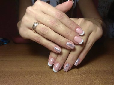 Manikürcü onu mükemmel bir manikürcüye dönüştürdü. Ellerinde cilalı jöle vardı ve müşteri mutluydu.