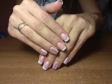 Manikürcü onu mükemmel bir manikürcüye dönüştürdü. Ellerinde cilalı jöle vardı ve müşteri mutluydu.