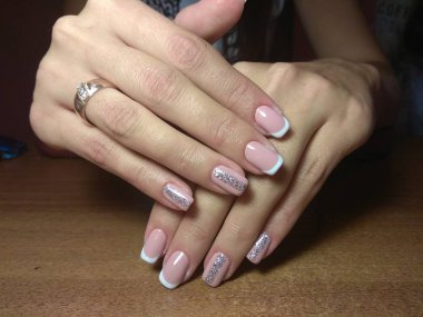 Manikürcü onu mükemmel bir manikürcüye dönüştürdü. Ellerinde cilalı jöle vardı ve müşteri mutluydu.