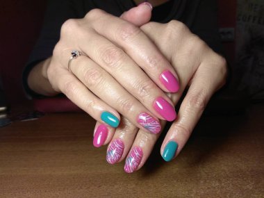 Manikürcü onu mükemmel bir manikürcüye dönüştürdü. Ellerinde cilalı jöle vardı ve müşteri mutluydu.