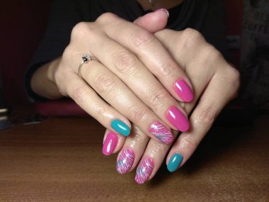 Manikürcü onu mükemmel bir manikürcüye dönüştürdü. Ellerinde cilalı jöle vardı ve müşteri mutluydu.