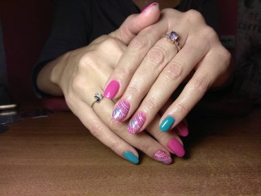 Manikürcü onu mükemmel bir manikürcüye dönüştürdü. Ellerinde cilalı jöle vardı ve müşteri mutluydu.