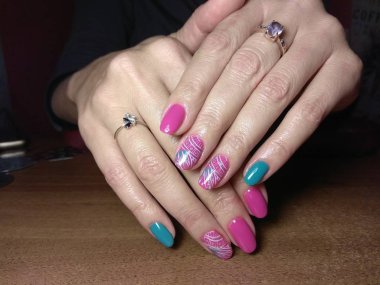 Manikürcü onu mükemmel bir manikürcüye dönüştürdü. Ellerinde cilalı jöle vardı ve müşteri mutluydu.