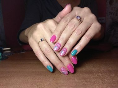 Manikürcü onu mükemmel bir manikürcüye dönüştürdü. Ellerinde cilalı jöle vardı ve müşteri mutluydu.