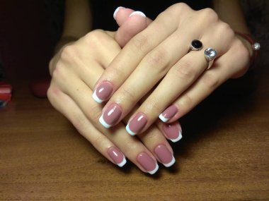 Manikürcü onu mükemmel bir manikürcüye dönüştürdü. Ellerinde cilalı jöle vardı ve müşteri mutluydu.