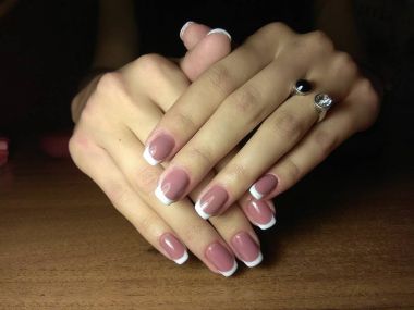 Manikürcü onu mükemmel bir manikürcüye dönüştürdü. Ellerinde cilalı jöle vardı ve müşteri mutluydu.