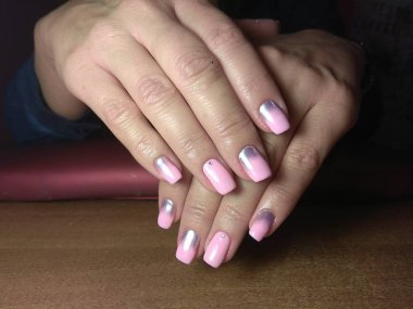 Manikürcü onu mükemmel bir manikürcüye dönüştürdü. Ellerinde cilalı jöle vardı ve müşteri mutluydu.