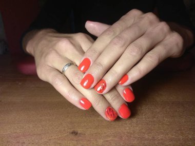 Manikürcü onu mükemmel bir manikürcüye dönüştürdü. Ellerinde cilalı jöle vardı ve müşteri mutluydu.