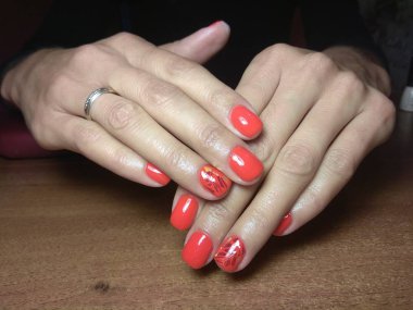 Manikürcü onu mükemmel bir manikürcüye dönüştürdü. Ellerinde cilalı jöle vardı ve müşteri mutluydu.