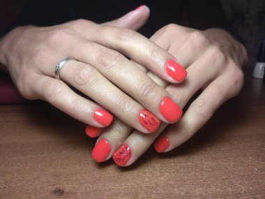 Manikürcü onu mükemmel bir manikürcüye dönüştürdü. Ellerinde cilalı jöle vardı ve müşteri mutluydu.