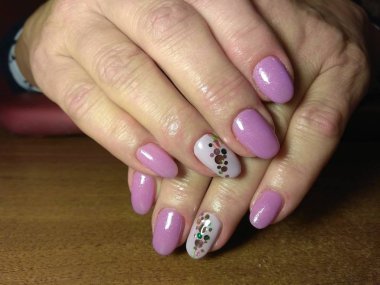 Manikürcü onu mükemmel bir manikürcüye dönüştürdü. Ellerinde cilalı jöle vardı ve müşteri mutluydu.