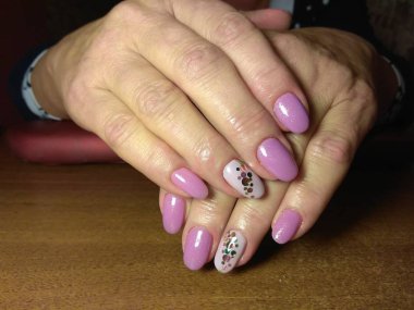 Manikürcü onu mükemmel bir manikürcüye dönüştürdü. Ellerinde cilalı jöle vardı ve müşteri mutluydu.