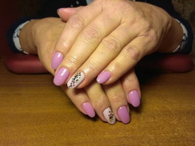 Manikürcü onu mükemmel bir manikürcüye dönüştürdü. Ellerinde cilalı jöle vardı ve müşteri mutluydu.