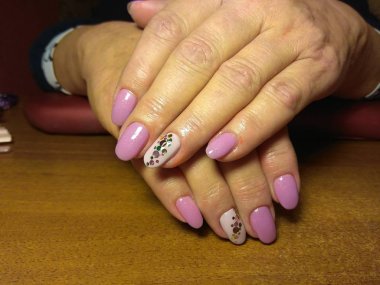 Manikürcü onu mükemmel bir manikürcüye dönüştürdü. Ellerinde cilalı jöle vardı ve müşteri mutluydu.