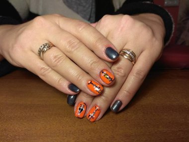 Manikürcü onu mükemmel bir manikürcüye dönüştürdü. Ellerinde cilalı jöle vardı ve müşteri mutluydu.