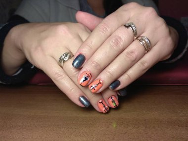 Manikürcü onu mükemmel bir manikürcüye dönüştürdü. Ellerinde cilalı jöle vardı ve müşteri mutluydu.