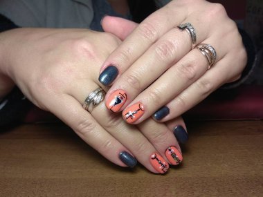 Manikürcü onu mükemmel bir manikürcüye dönüştürdü. Ellerinde cilalı jöle vardı ve müşteri mutluydu.