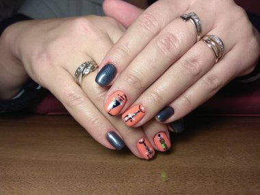 Manikürcü onu mükemmel bir manikürcüye dönüştürdü. Ellerinde cilalı jöle vardı ve müşteri mutluydu.