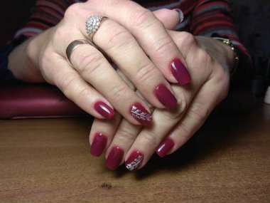 Manikürcü onu mükemmel bir manikürcüye dönüştürdü. Ellerinde cilalı jöle vardı ve müşteri mutluydu.