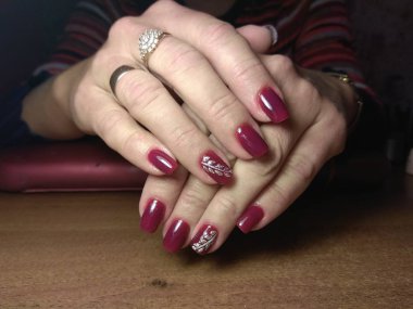 Manikürcü onu mükemmel bir manikürcüye dönüştürdü. Ellerinde cilalı jöle vardı ve müşteri mutluydu.