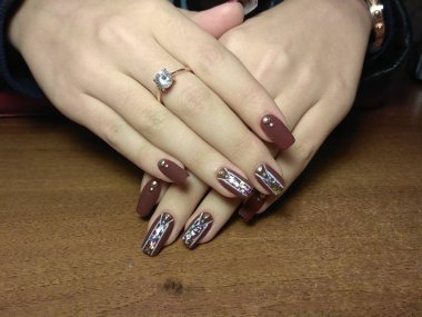 Manikürcü onu mükemmel bir manikürcüye dönüştürdü. Ellerinde cilalı jöle vardı ve müşteri mutluydu.