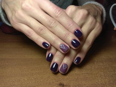 Manikürcü onu mükemmel bir manikürcüye dönüştürdü. Ellerinde cilalı jöle vardı ve müşteri mutluydu.