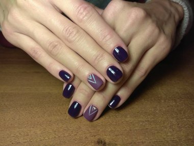 Manikürcü onu mükemmel bir manikürcüye dönüştürdü. Ellerinde cilalı jöle vardı ve müşteri mutluydu.