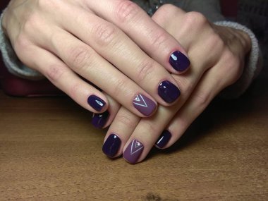 Manikürcü onu mükemmel bir manikürcüye dönüştürdü. Ellerinde cilalı jöle vardı ve müşteri mutluydu.