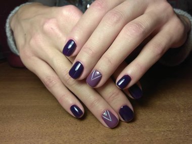 Manikürcü onu mükemmel bir manikürcüye dönüştürdü. Ellerinde cilalı jöle vardı ve müşteri mutluydu.